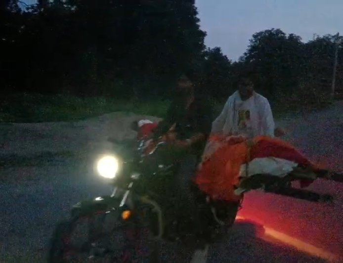 बाइक से अर्थी ले जाते वायरल हुआ वीडियो तो मच गया हड़कंप,जानिए क्या है वायरल वीडियो की सच्चाई