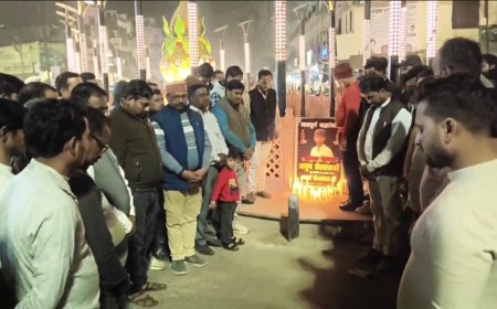 मंझनपुर चौराहे पर आयुष केशरवानी को श्रद्धांजलि, दोषियों को सज़ा की मांग