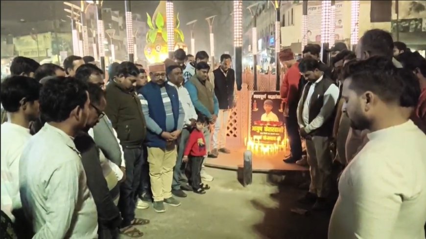 मंझनपुर चौराहे पर आयुष केशरवानी को श्रद्धांजलि, दोषियों को सज़ा की मांग
